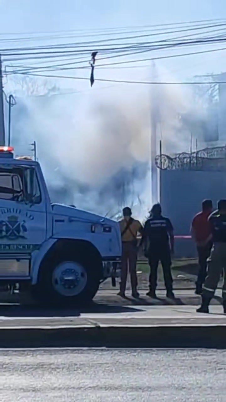 PERSONAL DE LA FISCALÍA DE MAZATLÁN, QUEMA BASURA Y SE LES SALE DE CONTROL PERSONAL DE LA FISCALÍA DE MAZATLÁN, QUEMA BASURA Y SE LES SALE DE CONTROL