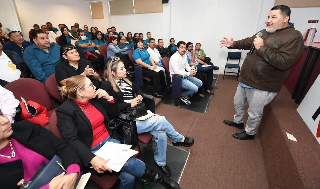 Reunión de docentes y administrativos en Prepa Mazatlán Reunión de docentes y administrativos en Prepa Mazatlán