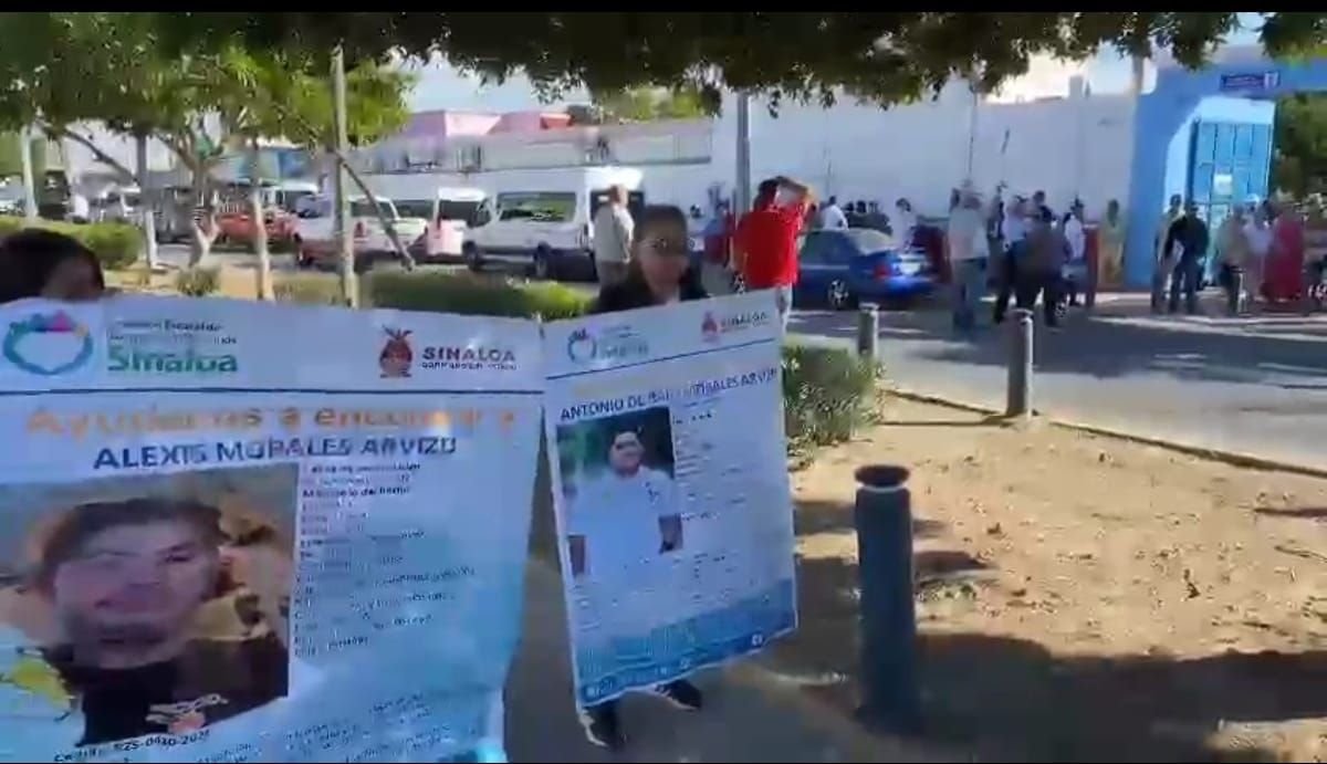 Familiares de desaparecidos se manifiestan afuera de la terminal de cruceros en Mazatlán