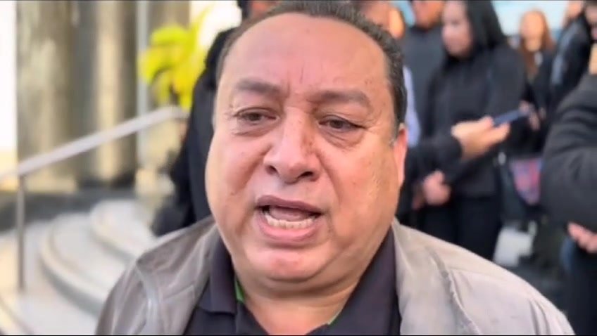 Profr. Victor Aispuro, Director de la escuela Socrates, escuela donde eatudiaban, Alexander y Gael, asesinados a balazos junto c… Profr. Victor Aispuro, Director de la escuela Socrates, escuela donde eatudiaban, Alexander y Gael, asesinados a balazos junto c…