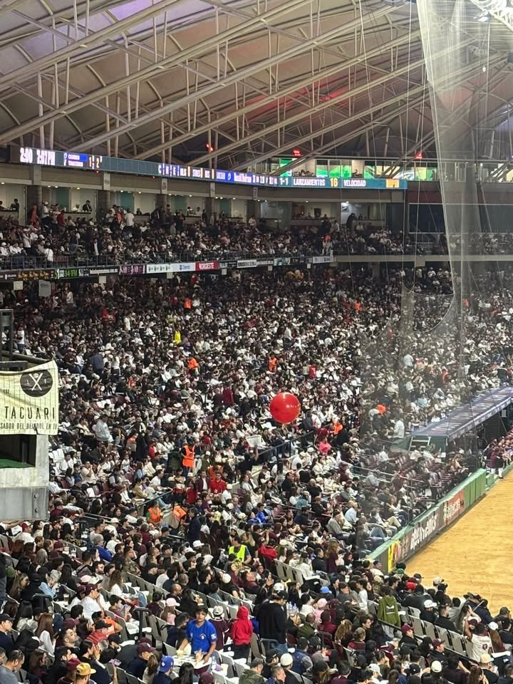 UNA BUENA PARTE DE LOS AFICIONADOS QUE ASISTIERON AL ESTADIO DE LOS TOMATEROS PARA PRESENCIAR LA FINAL CONTRA CHARROS, VISTIERON… UNA BUENA PARTE DE LOS AFICIONADOS QUE ASISTIERON AL ESTADIO DE LOS TOMATEROS PARA PRESENCIAR LA FINAL CONTRA CHARROS, VISTIERON…
