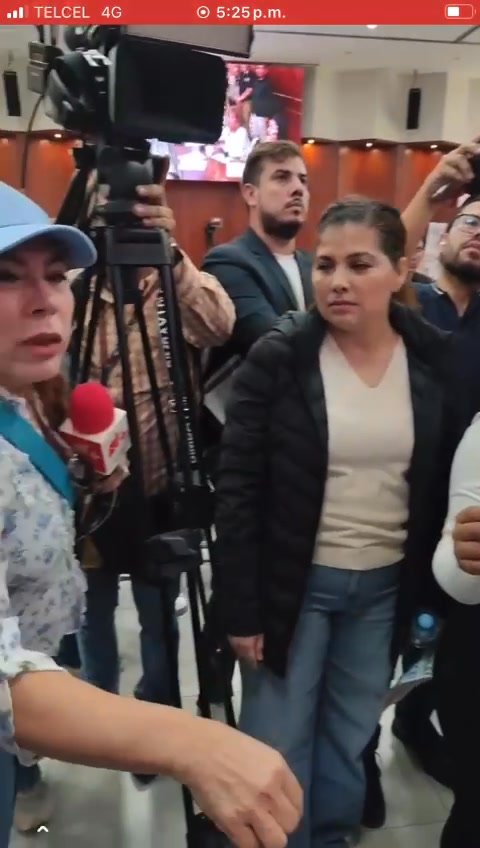 "DÍGANOS CUÁNTAS FIRMAS OCUPAMOS Y JUNTARLAS PARA QUE SE VAYA ROCHA..": CIUDADANA LE DICE EN SU CARA A LA LÍDER DEL CONGRESO, DI… "DÍGANOS CUÁNTAS FIRMAS OCUPAMOS Y JUNTARLAS PARA QUE SE VAYA ROCHA..": CIUDADANA LE DICE EN SU CARA A LA LÍDER DEL CONGRESO, DI…