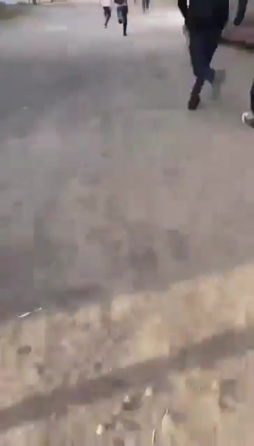 Así corren para salvar su vida estudiantes de preparatoria en Culiacán, quienes quedaron en medio de una balacera entre grupos r… Así corren para salvar su vida estudiantes de preparatoria en Culiacán, quienes quedaron en medio de una balacera entre grupos r…