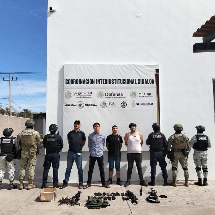 Grupo Interinstitucional asegura a cuatro civiles, armas y vehículos con reporte de robo Grupo Interinstitucional asegura a cuatro civiles, armas y vehículos con reporte de robo