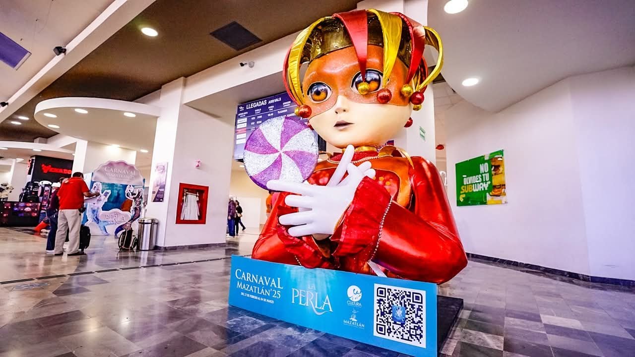 Monigotes carnavaleros dan la bienvenida a los pasajeros en el Aeropuerto de Mazatlán Monigotes carnavaleros dan la bienvenida a los pasajeros en el Aeropuerto de Mazatlán