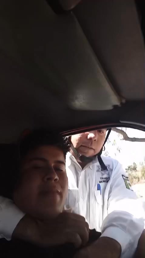 INDEPENDIENTEMENTE DE LA INFRACCIÓN QUE ESTE CIUDADANO HAYA COMETIDO, EL TRATO DEL AGENTE DE TRÁNSITO ESTÁ FUERA DE TODO PROTOCO… INDEPENDIENTEMENTE DE LA INFRACCIÓN QUE ESTE CIUDADANO HAYA COMETIDO, EL TRATO DEL AGENTE DE TRÁNSITO ESTÁ FUERA DE TODO PROTOCO…