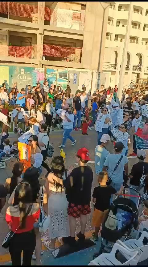 Familiares de desaparecidos se suman al desfile de carros alegóricos, este domingo por el malecón en Mazatlán