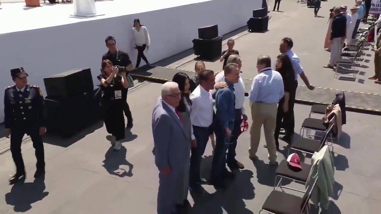 "LE DAN LA ESPALDA" A CLAUDIA, MIENTRAS SE TOMABAN LA FOTO "LE DAN LA ESPALDA" A CLAUDIA, MIENTRAS SE TOMABAN LA FOTO