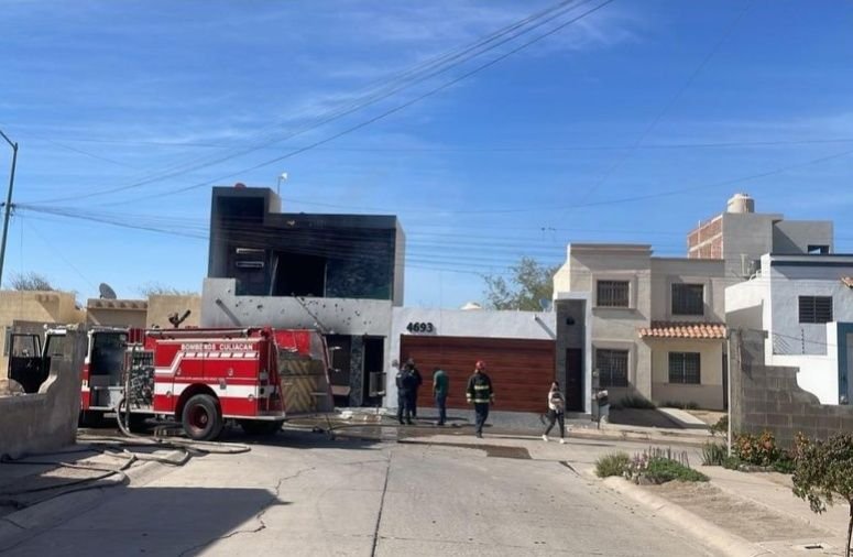 SE DESATAN NUEVAMENTE LAS BALACERAS EN PLENA LUZ DEL DÍA Y QUEMAN UNA VIVIENDA EN EL SECTOR ORIENTE SE CULIACAN SE DESATAN NUEVAMENTE LAS BALACERAS EN PLENA LUZ DEL DÍA Y QUEMAN UNA VIVIENDA EN EL SECTOR ORIENTE SE CULIACAN