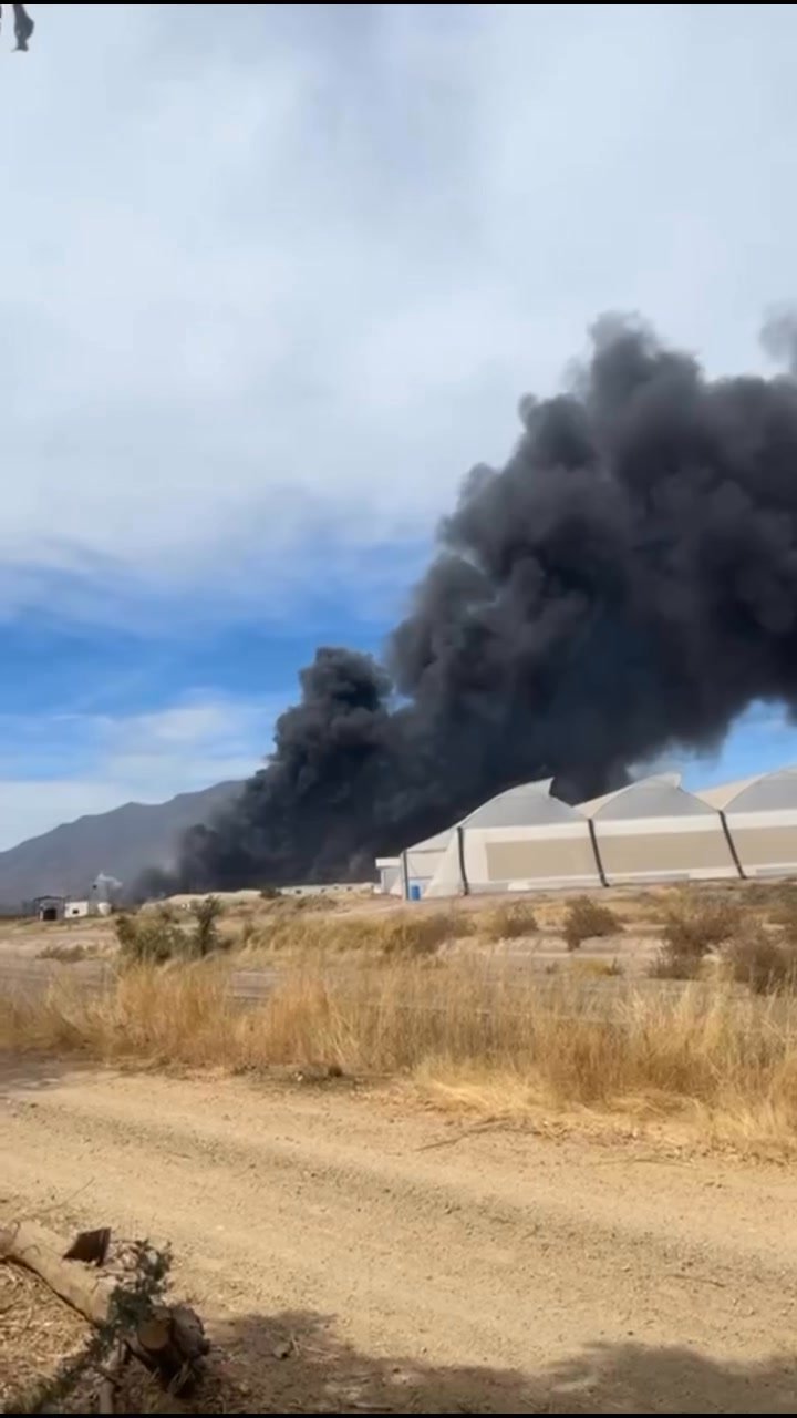 🚨Se registra fuerte incendio en yarda de tráileres de el Limón de los Ramos, al norte de #Culiacán