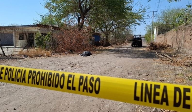 Culiacán, Sinaloa.- Con signos de violencia y envuelto en plástico negro fue localizado el cuerpo sin vida de una persona, en un… Culiacán, Sinaloa.- Con signos de violencia y envuelto en plástico negro fue localizado el cuerpo sin vida de una persona, en un…