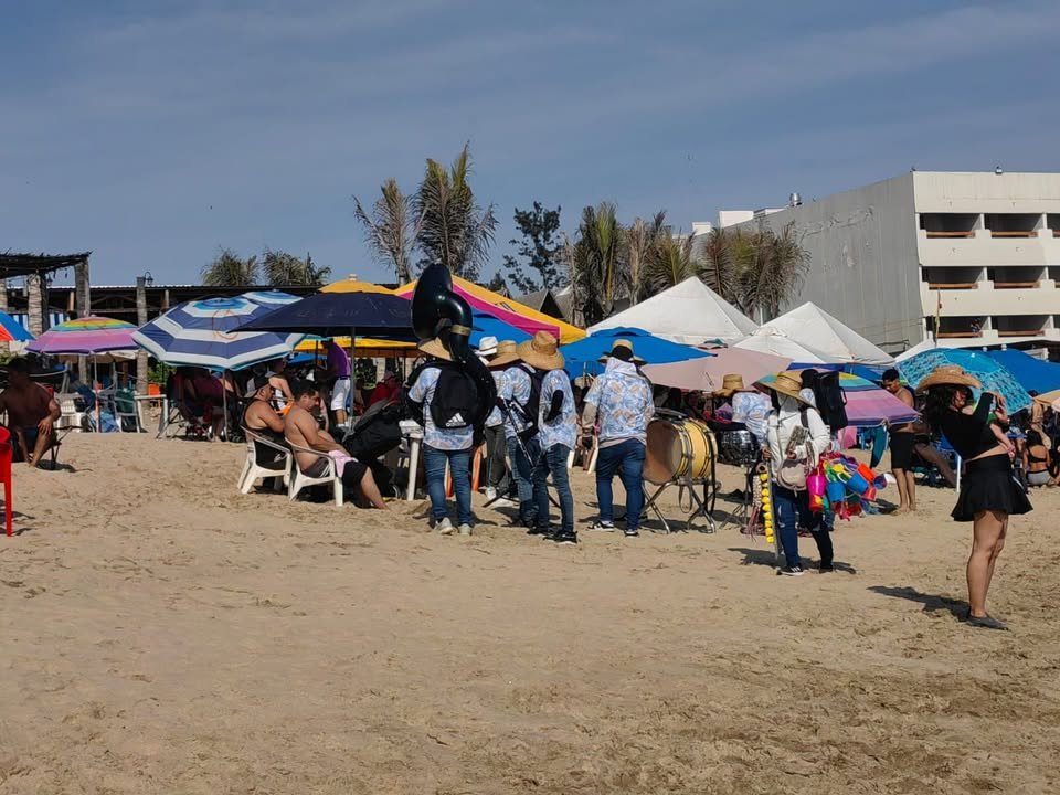 Turistas disfrutan de las playas en esta Semana Santa Turistas disfrutan de las playas en esta Semana Santa
