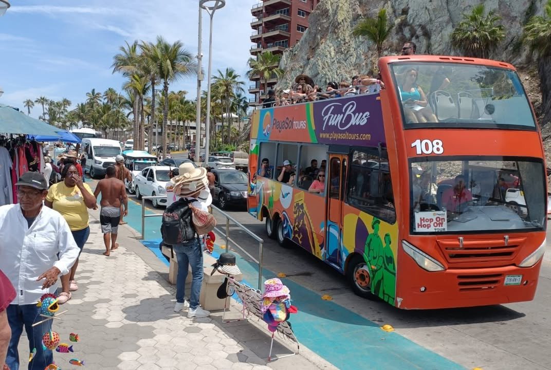 Cruceristas reactivan la economía de Mazatlán en la Semana de Pascua, llegan