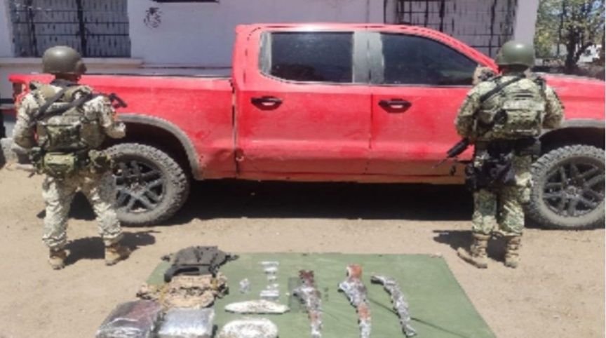 Grupo Interinstitucional asegura camioneta con armas, municiones y equipo táctico en Mazatlán