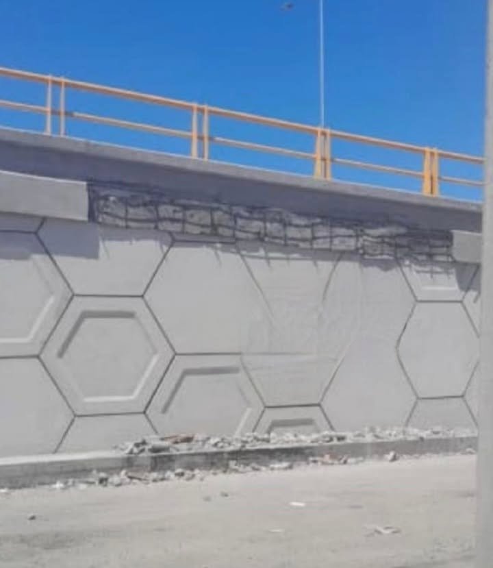 SE SUPONE QUE ESTÁ NUEVO; SE SUPONE QUE LO ACABAN DE INAUGURAR Y YA PRESENTA DETERIORO