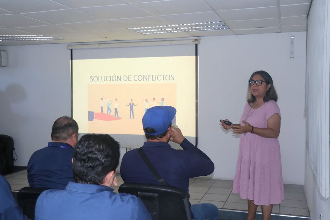 *Personal de JUMAPAM participa  en el curso “Solución de conflictos”*