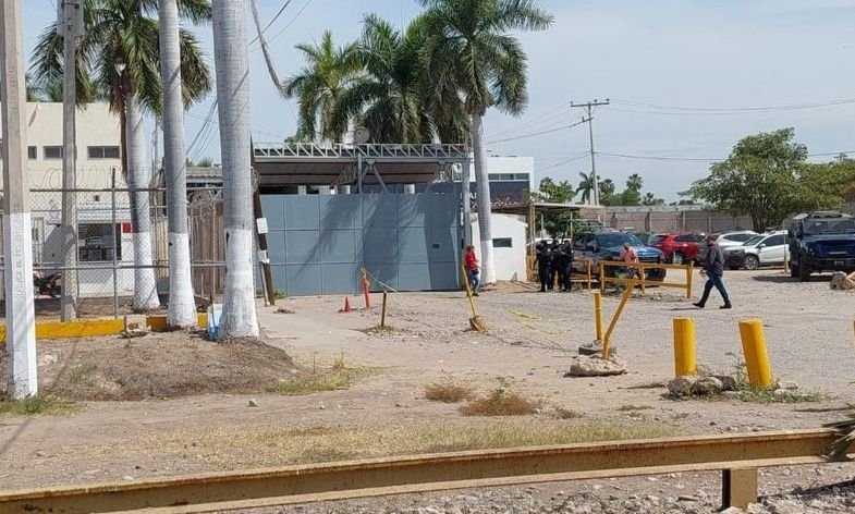 Aclara la SSPE que la mujer que falleció este jueves en el penal de Culiacán acudió a visitar a su esposo, acompañada de su hija