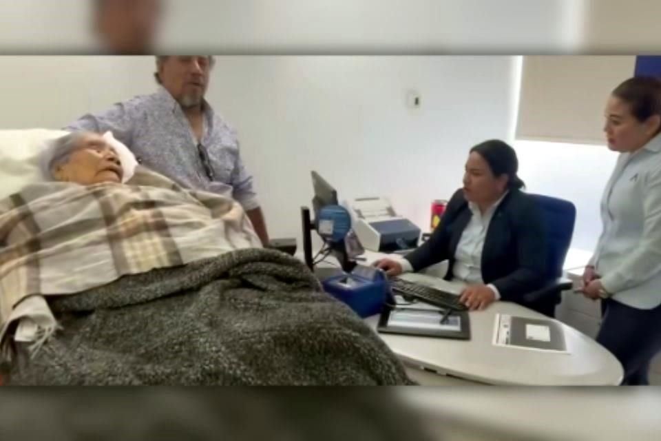 OBLIGA BANCO A ANCIANA ACUDIR EN CAMILLA PARA REACTIVAR COBRO DE PENSIÓN