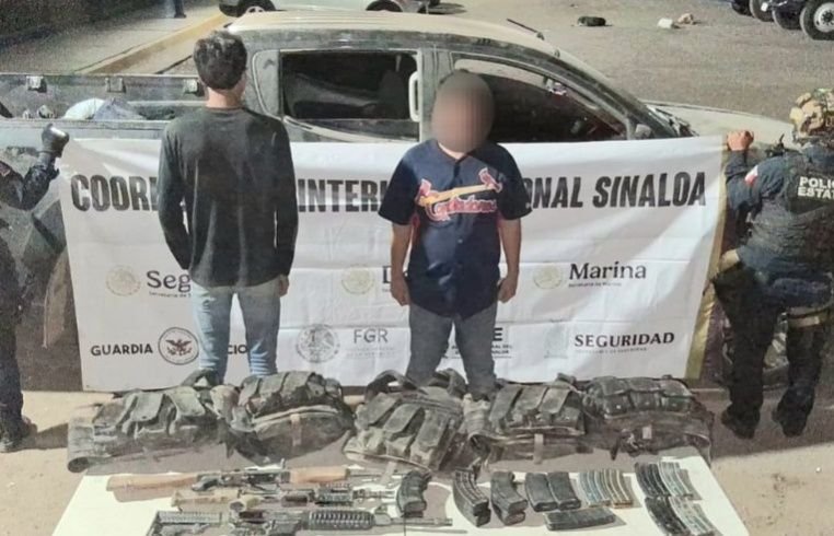 Detienen a dos hombres armados con «cuerno de chivo» y AR-15 en El Vergel, Navolato