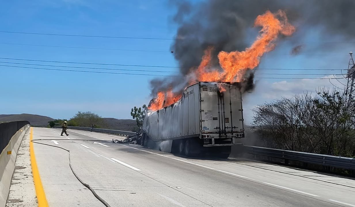 Se incendia  tráiler en el Libramiento, se desconocen las causas que generaron los hechos