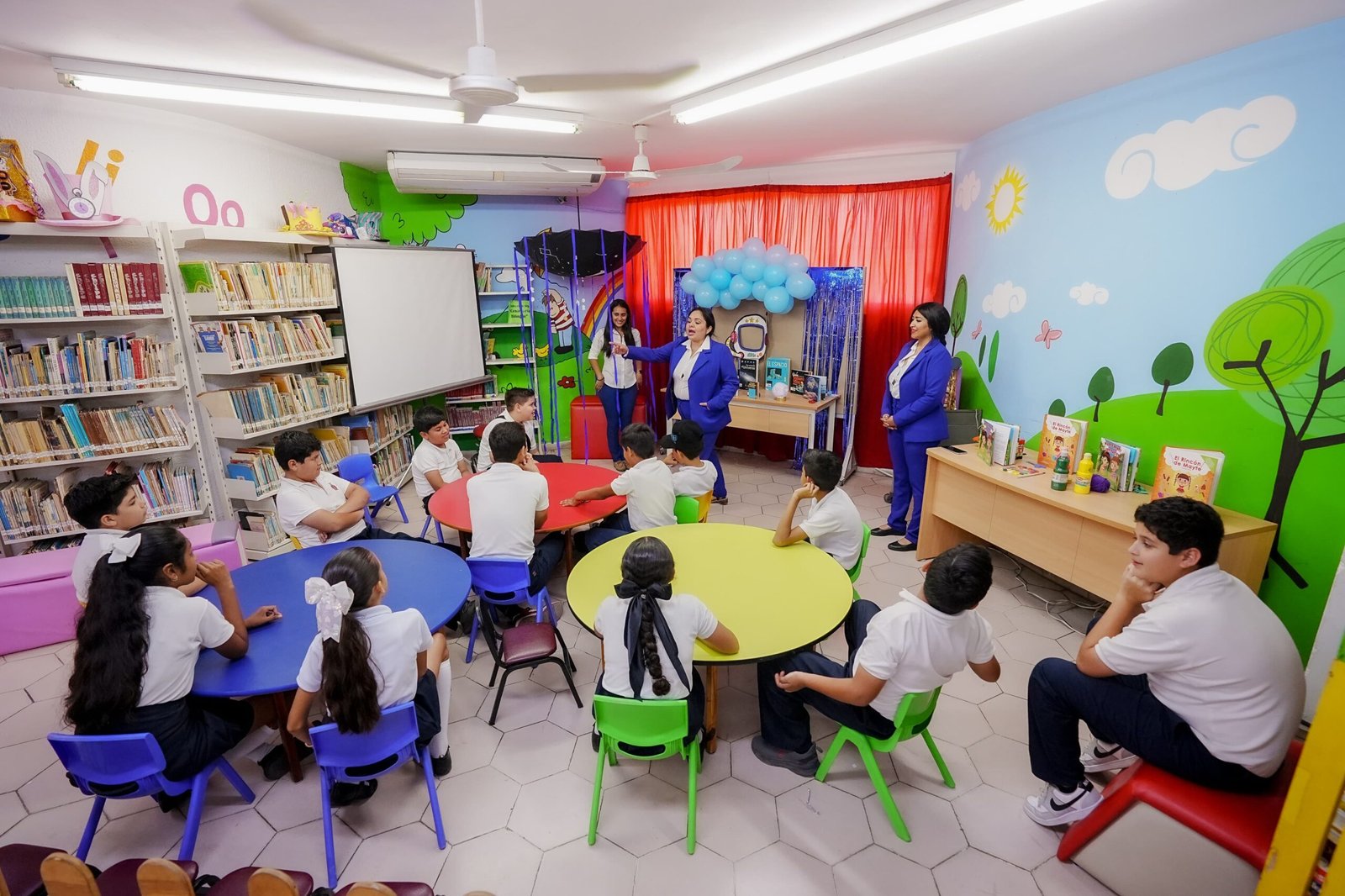 Estudiantes de El Quelite exploran la Biblioteca Municipal Ing. Manuel Bonilla Estudiantes de El Quelite exploran la Biblioteca Municipal Ing. Manuel Bonilla