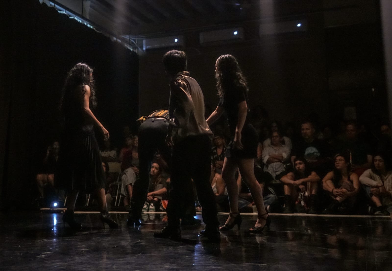 Estudiantes de la EPDM develan profundidades emocionales en “Abismos”* Estudiantes de la EPDM develan profundidades emocionales en “Abismos”*