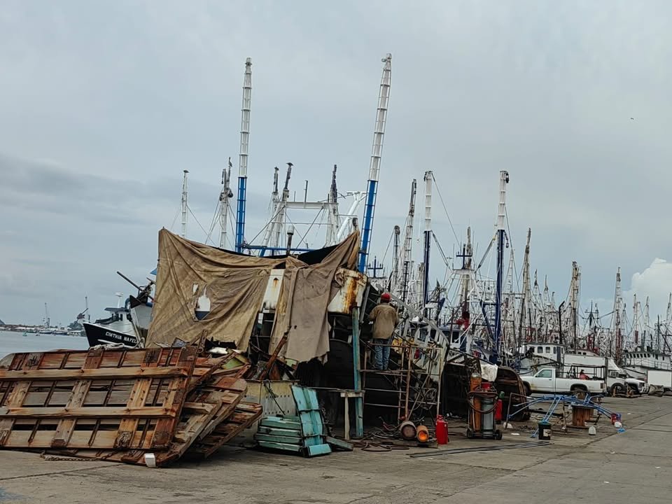 Inician reparaciones de barcos camaroneros de Mazatlán para la próxima temporada Inician reparaciones de barcos camaroneros de Mazatlán para la próxima temporada