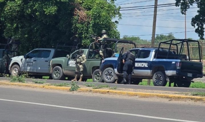 Trasladan a hospital a tres PPL que resultaron heridos durante la riña registrada este viernes en el penal de Culiacán Trasladan a hospital a tres PPL que resultaron heridos durante la riña registrada este viernes en el penal de Culiacán