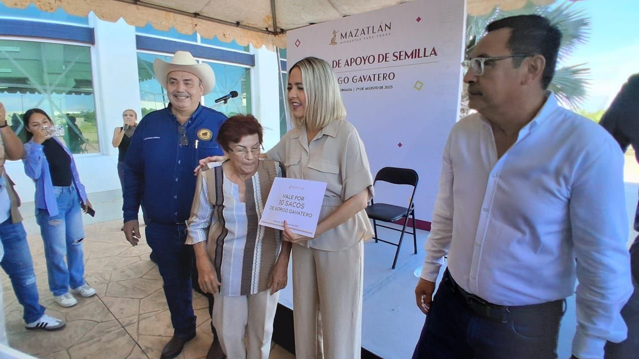 Ganaderos de Mazatlán reciben un apoyo de 20 toneladas de semilla de sorgo gavatero