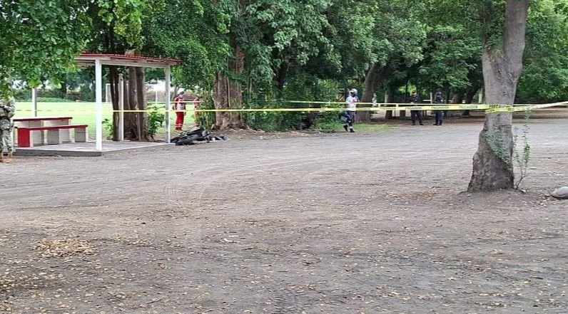 Asesinan a motociclista en canchas de futbol de Bachigualato, a metros de la SSPyTM Culiacán