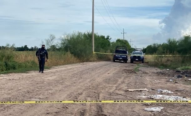 Localizan a hombre ejecutado y con “narcomensaje” en camino de terracería en Navolato
