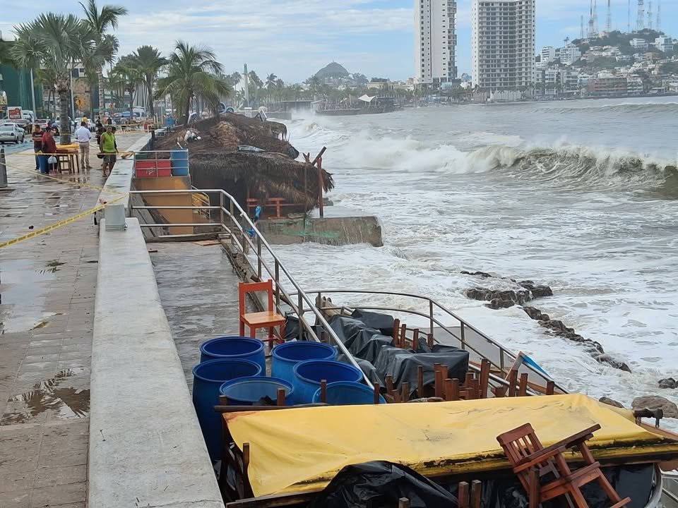 Fuerza de olas destruye   palapas en el malecón de Mazatlán