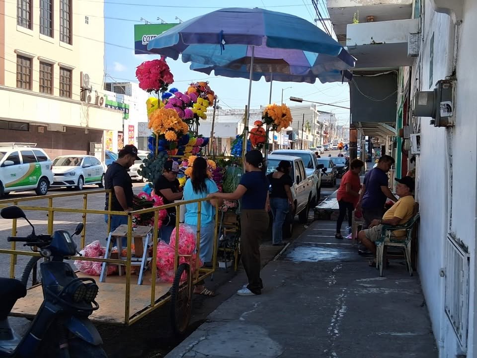 Aumenta la venta flores artificiales en Mazatlan por Día de Muertos