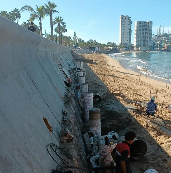 Todo indica que están construyendo otra palapa en la playa, por el malecón, cerca del Monumento al Pescador