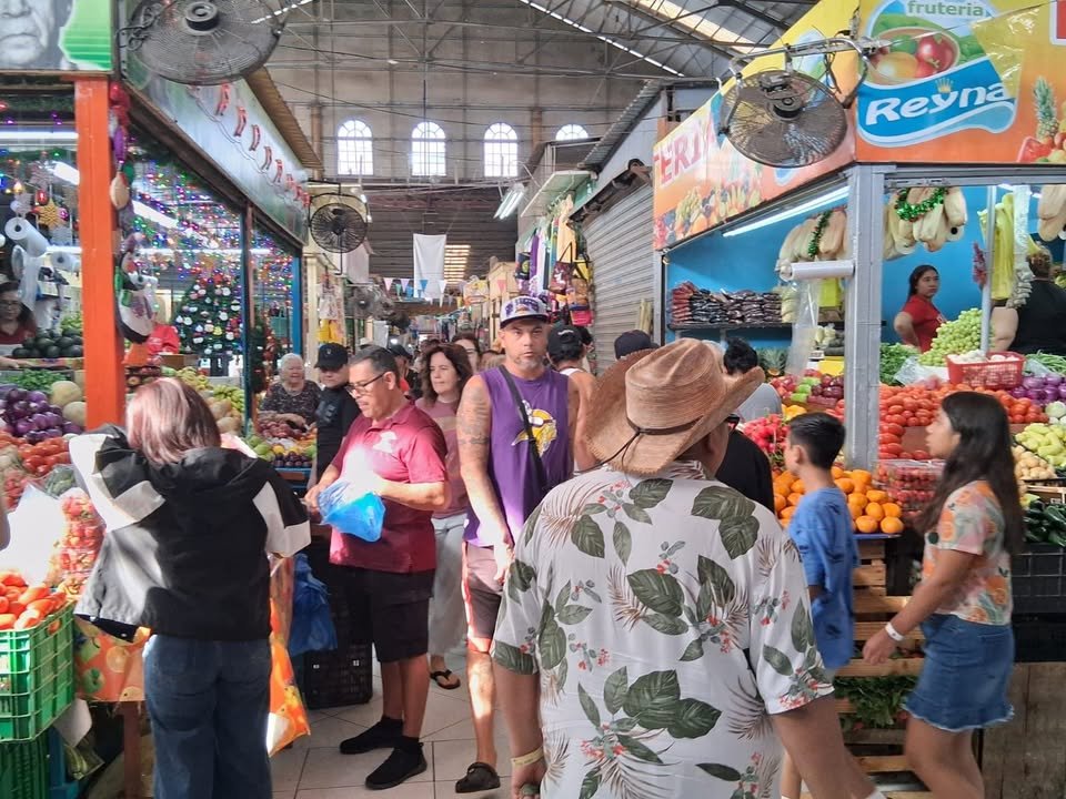 Incrementan compras en víspera de Nochebuena en Mazatlán