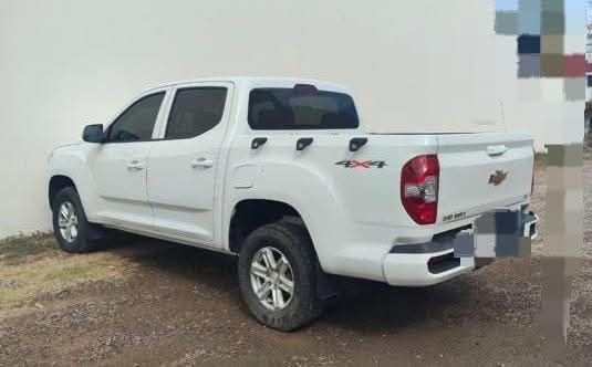 *La unidad, una camioneta Chevrolet color blanco, presentaba varios días en condición de abandono *La unidad, una camioneta Chevrolet color blanco, presentaba varios días en condición de abandono