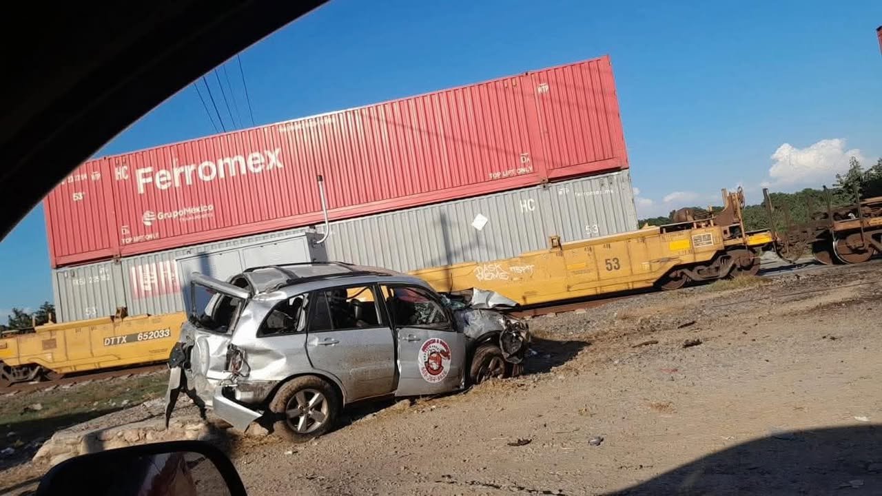 CAMIONETA TERMINA IMPACTADA POR EL TREN EN PASO FERROVIARIO