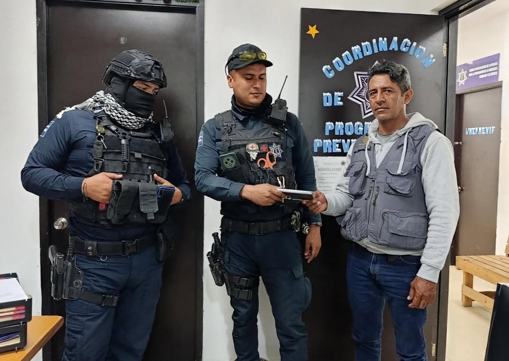 *Policías municipales localizan teléfono celular y lo entregan a su propietario*
