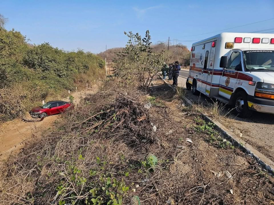 CONDUCTOR SE SALE DE LA CARRETERA Y CAE A ZONA BAJA