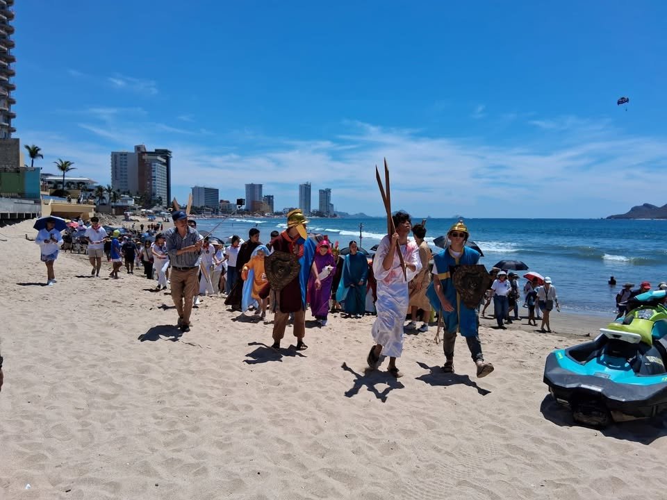 Mazatlecos y turistas viven el Viacrucis en la playa de Mazatlán