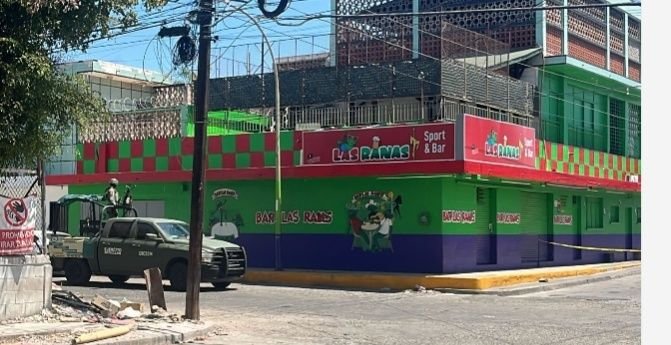 Asesinan a balazos a una mujer frente a bar en el Centro de Culiacán